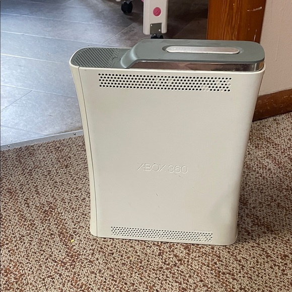 Xbox 360 Console - Picture 3 of 10